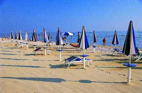 Marche, passeggiate in spiaggia: cosa stabilisce l’ordinanza