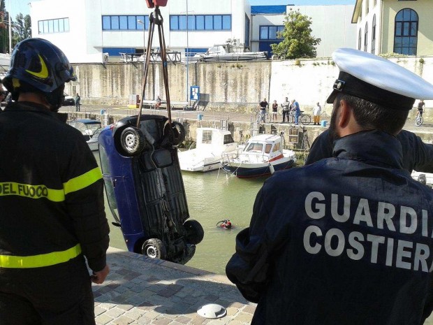 Anziano si getta nel Tavollo