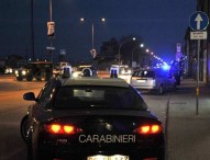 Spara e danneggia auto