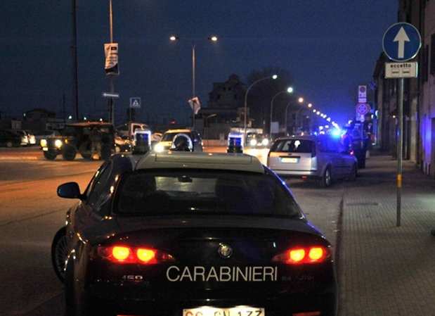 Spara e danneggia auto