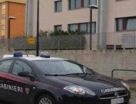 Gli ruba catenina, denunciata