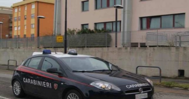 Gli ruba catenina, denunciata