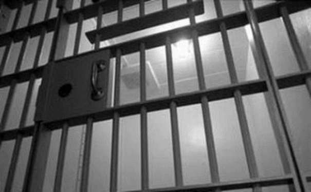 Detenuto dà fuoco alla cella