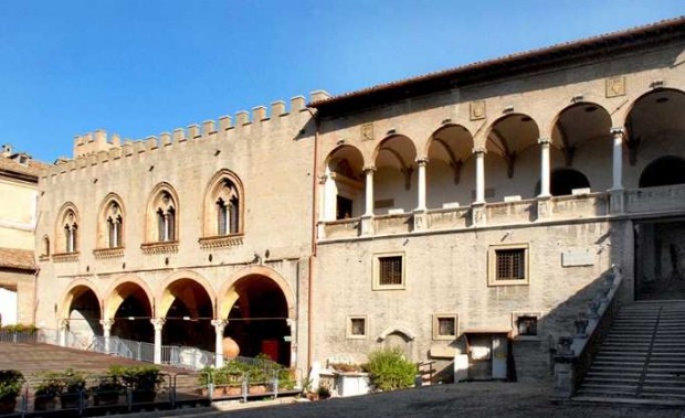 Le associazioni di categoria Confcommercio e Confesercenti Fano: «La riapertura della Corte rilancia anche il commercio»
