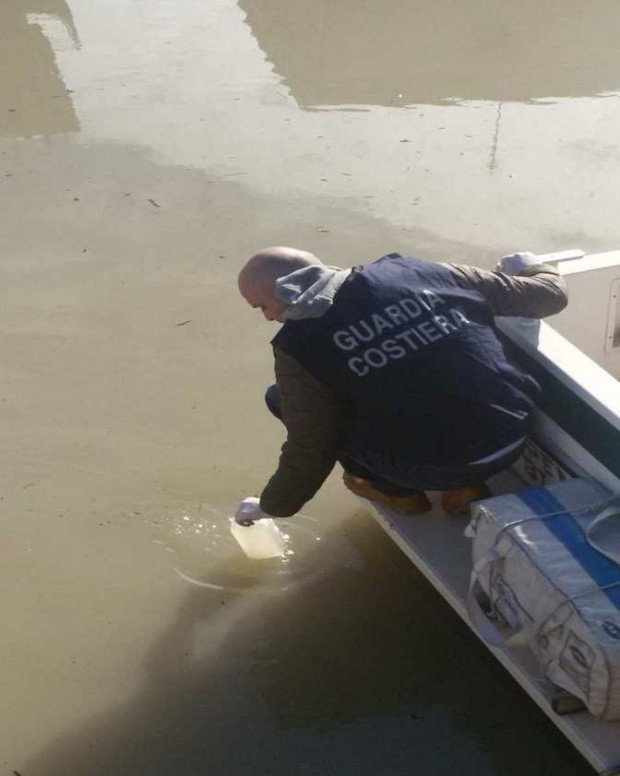 Sostanze inquinanti nel canale