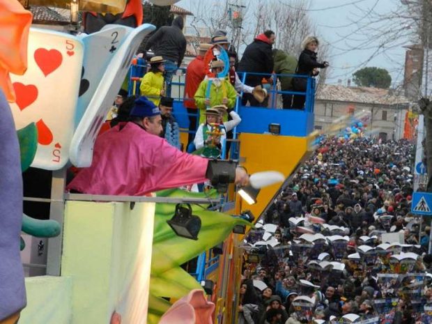 Carnevale 2016, vietati ombrelli e bombolette spray