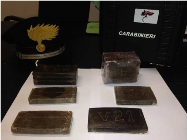 Un kg di hashish: arrestata