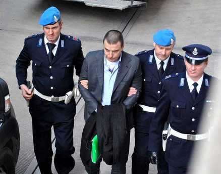 Varani tenta sucidio