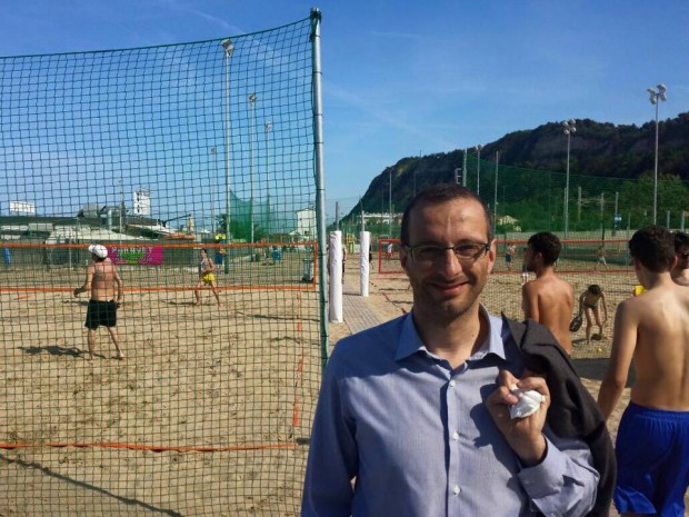 Pesaro, San Lorenzo da record: cena con 2mila candele in acqua su tutta la spiaggia