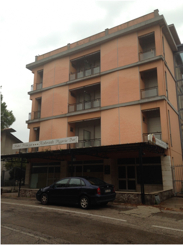 Danno fuoco a un albergo