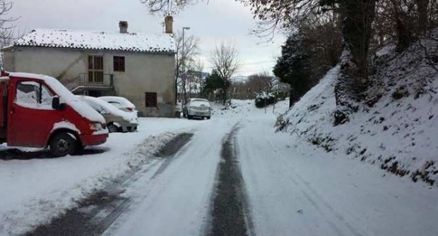 Arriva neve anche a 100 metri