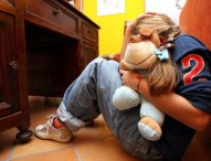 Fa spogliare figlio dei vicini