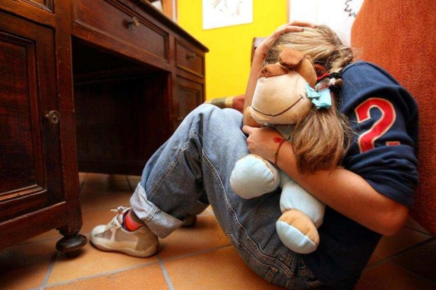 Fa spogliare figlio dei vicini