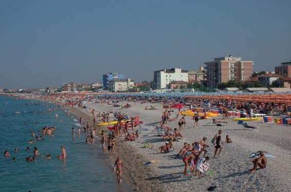 Fano, tornano balneabili le acque di tutto il litorale