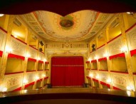 San Lorenzo in Campo, al via la stagione teatrale “1 Palco 1000 Emozioni”: prosa, comicità, musica e dialetto