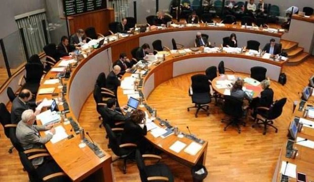 Marche, Consiglio taglia spese per 460 mila euro