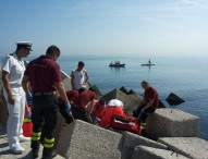 Perde l’equilibrio e cade tra gli scogli