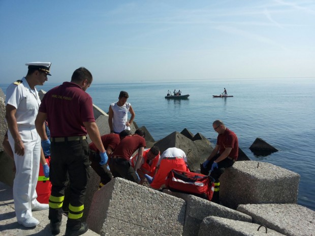 Perde l’equilibrio e cade tra gli scogli