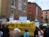 A Pesaro Renzi contestato da Lega e “No Trivelle”