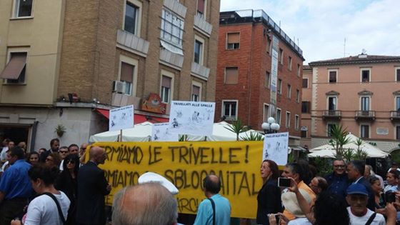 A Pesaro Renzi contestato da Lega e “No Trivelle”