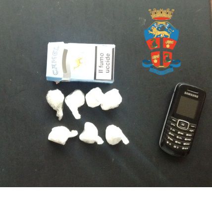 Cercava di nascondersi leggendo quotidiano del giorno prima, arrestato con 42 grammi di cocaina