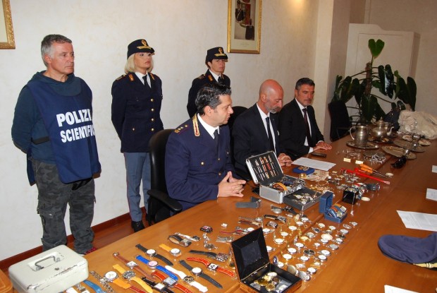 Usciva da una casa con sacco in mano, arrestato macedone per furto e resistenza