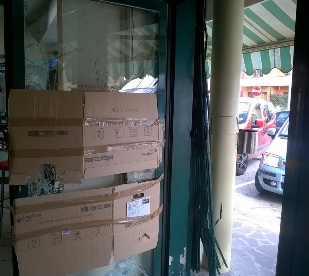 Furto al bar tabaccheria Ferruccio. Minacce ai vicini