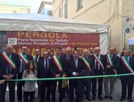 La Fiera del Tartufo di Pergola parte con oltre 15mila visitatori, tanti sindaci e Sgarbi