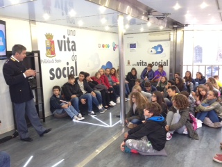 Una Vita da Social, la polizia parla con i ragazzi dei rischi e pericoli della rete