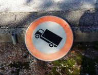 A Castelleone di Suasa tagliano un palo della segnaletica. Furto o dispetto?