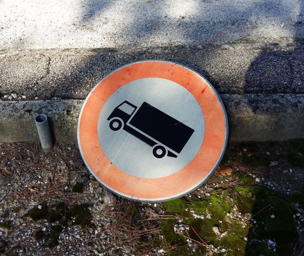 A Castelleone di Suasa tagliano un palo della segnaletica. Furto o dispetto?