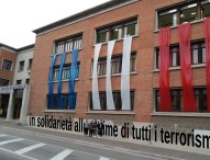 Parigi, bandiera francese al “Battisti”: “Contro ogni terrorismo”