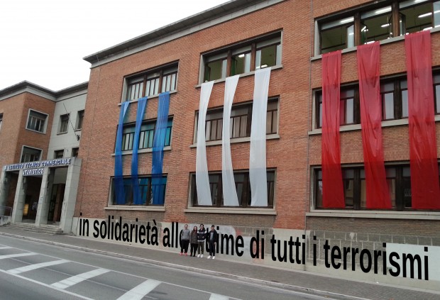 Parigi, bandiera francese al “Battisti”: “Contro ogni terrorismo”