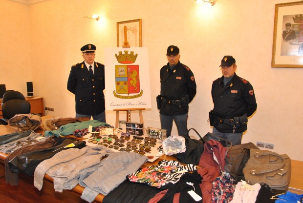 Due moldave arrestate per furto. In casa 2000 euro di abiti e occhiali
