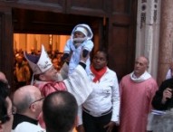 Il Vescovo ha aperto la Porta della Misericordia con il piccolo Divane