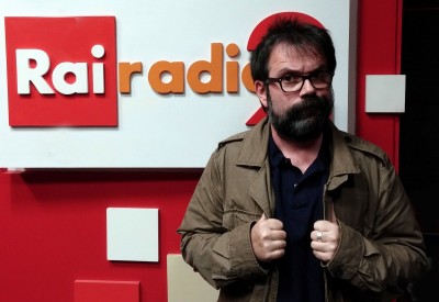 Arriva a San Costanzo il Grand Tour di Guido Catalano, bizzarro poeta di Caterpillar