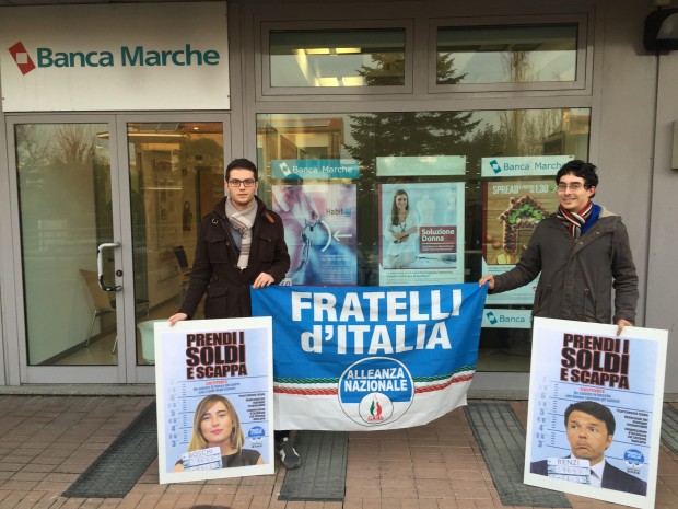 Sit-in dei giovani di Fratelli d’Italia davanti a Banca Marche e Banca Etruria