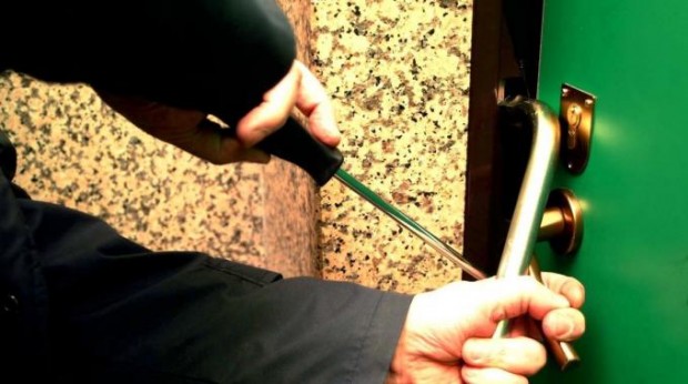 Furti di bici nei condomini, perquisiti immobili anche a Fano. Fermato un ‘finto’ medico