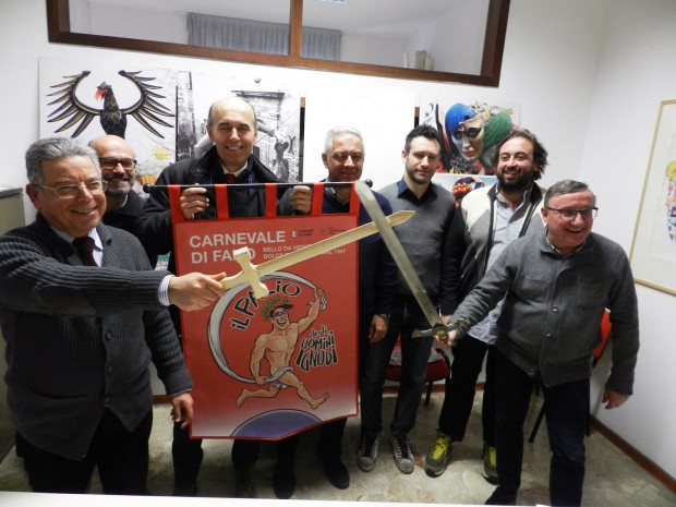 Il Carnevale di Fano si spoglia con…  “Il palio degli uomini ignudi”