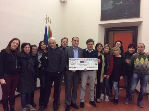 Il Paese dei Balocchi consegna 1500 euro per i bimbi siriani