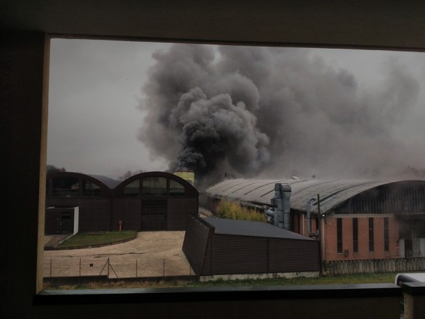 Incendio in un’azienda di verniciature, un ferito