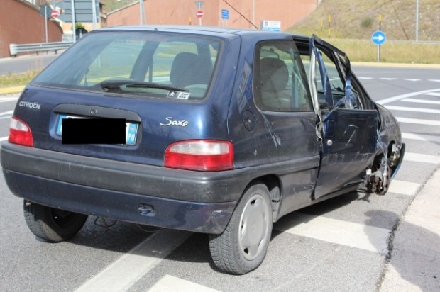 Provoca incidente e scappa, 92enne percorre 30 km senza una ruota