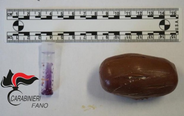 Carabinieri arrestano due magrebini con sei ovuli nel retto