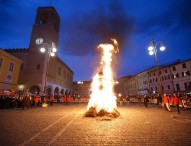 Il pupo in fiamme saluta il Carnevale 2016