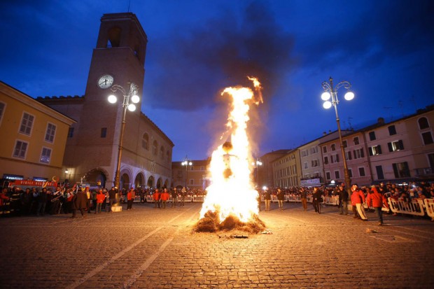 Il pupo in fiamme saluta il Carnevale 2016