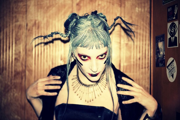 Al teatro di Cagli per PSIC Festival la chitarrista Lili Refrain e La fabbrica dell’assoluto