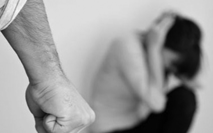 San Lorenzo in Campo, pesta a sangue la moglie per due ore di seguito di fronte al figlio