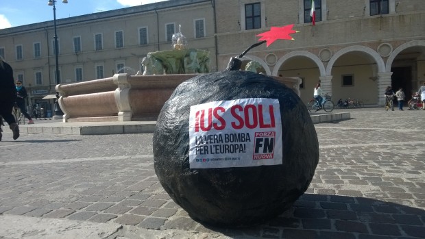 A Pesaro in piazza del Popolo la “bomba” di FN contro lo Ius Soli