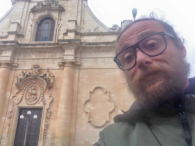 Pinuccio l’inviato di Striscia la notizia al teatro di Cagli