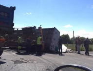 Si ribalta camion carico di rifiuti